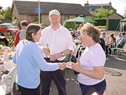 Margaret and Andrew Scott meet neighbour Cathy Clink 12.4kb